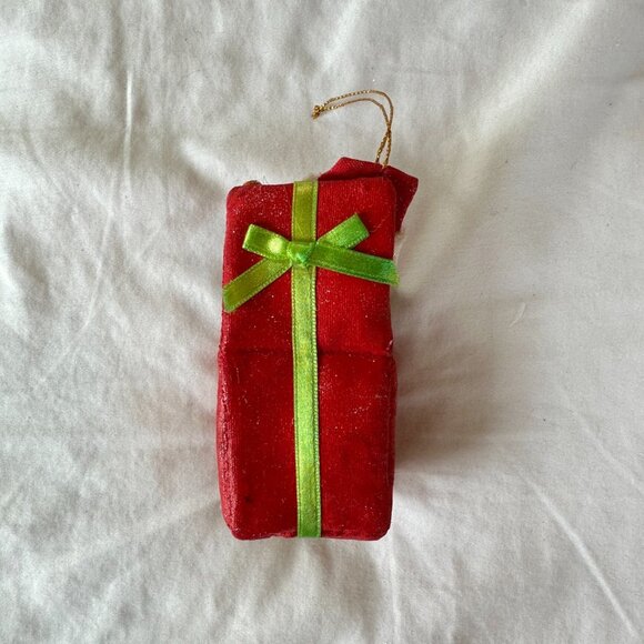 Christmas Cat Gift Ornament - Picture 5 of 12